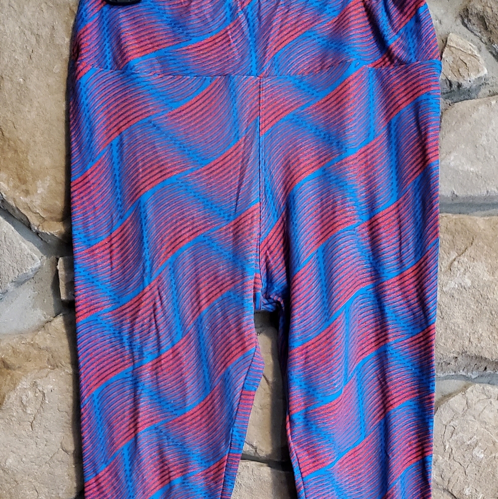 NWOT LuLaRoe Tall & Curvy red & blue design leggings!